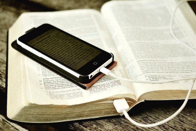 La Bible ou le portable ? 